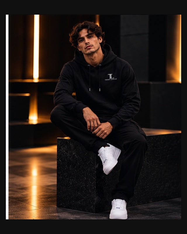 Full-body Trendi Levendi model photo, dark studio, distinct pose